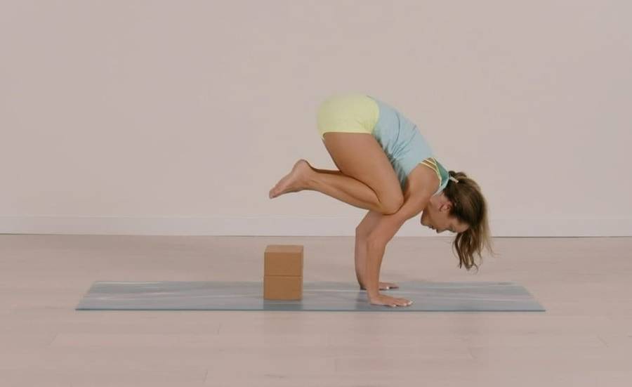 Everyday_Strength_with_Kino_MacGregor_Build_up_to_Bakasana_all_levels_1-thumbnail-900x900-70.jpg